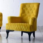 مبل یک نفره زرد رنگ با پارچه مخملی و پایه‌های چوبی مشکی، طراحی مدرن و لمسه‌دار، مناسب برای دکوراسیون منزل و فضاهای لوکس – تولید یونیک فوم UniqueHome.ir