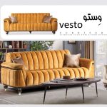 کاناپه راحتی سه نفره تک مدل کارن با نشیمن فوم سرد یونیک فوم، طراحی مدرن و پارچه مخمل زرد عسلی، دارای گارانتی و دوام بالا، تولید مستقیم از کارخانه یونیک فوم