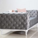 ست مبل راحتی شیک با طراحی مدرن، شامل کاناپه سبز لمسه‌دوز و مبل تک‌نفره کرم با پایه‌های چوبی – مناسب برای دکوراسیون مینیمال