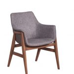 نمای جانبی صندلی ناهارخوری ارگونومیک با نشیمن و پشتی یکپارچه از فوم سرد و پایه‌های چوبی