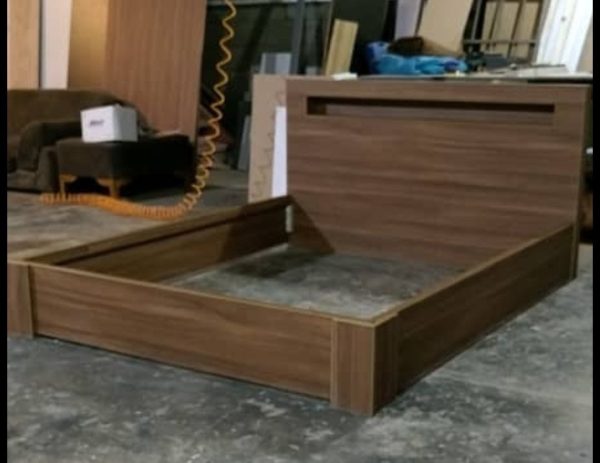 تخت خواب دو نفره چوبی ساده