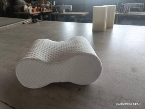 بالش بین زانویی یک محصول کاربردی و ارگونومیک برای افرادی که به طور مداوم به پهلو می‌خوابند یا نیاز به حمایت اضافی بین پاها دارند