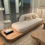 مبل مینیمال مدرن لوکس با طراحی منحنی و پایه چوبی روشن