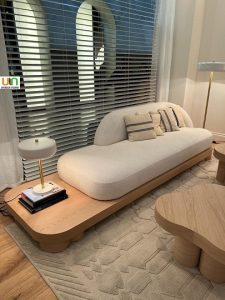 مبل مینیمال مدرن لوکس با طراحی منحنی و پایه چوبی روشن