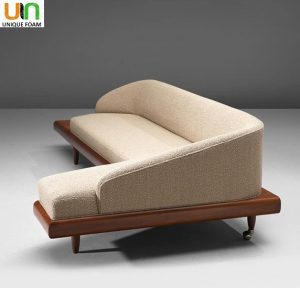 مبل ال مدرن مید سنچری با پایه چوبی و روکش کرم رنگ